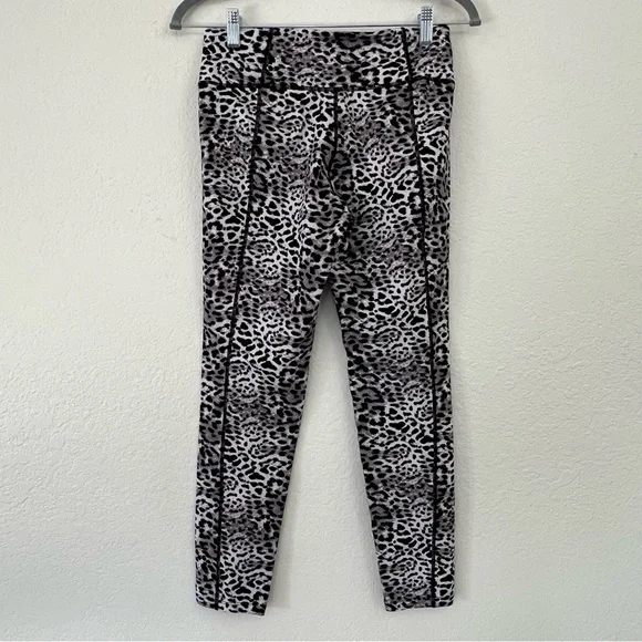 Betsey Johnson Performance Snow Leopard Cropped Leggings Tights Women’s Medium - Picture 4 of 9